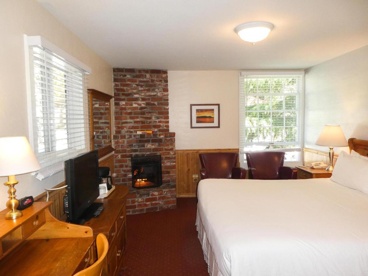Carmel Fireplace Inn Room photo