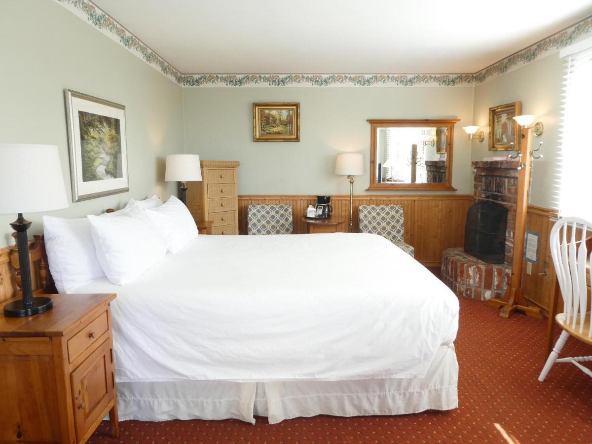 Carmel Fireplace Inn Room photo