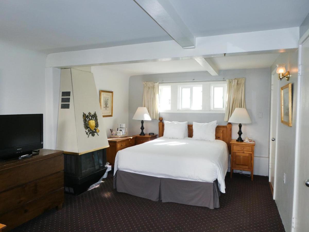 Carmel Fireplace Inn Room photo