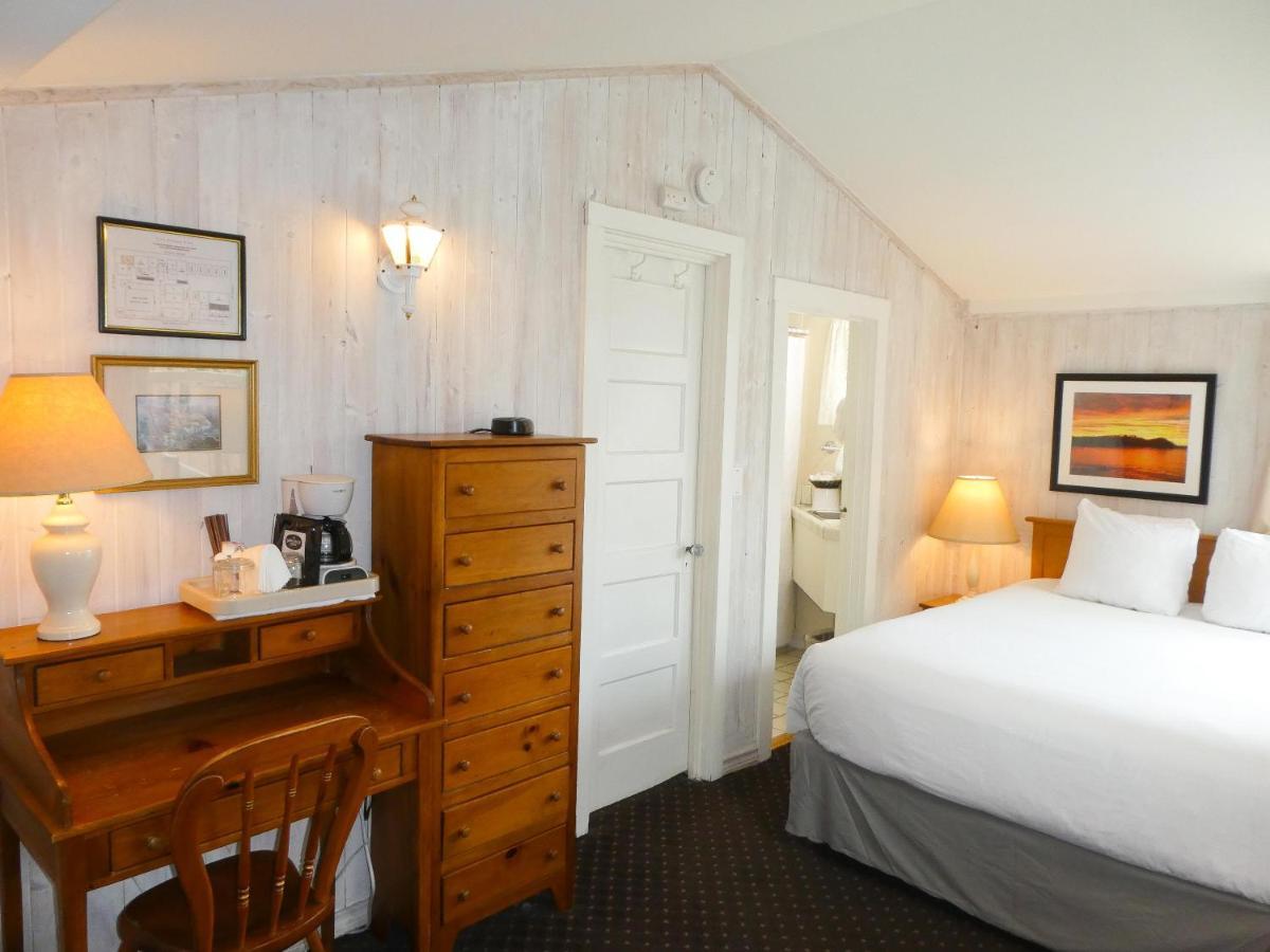 Carmel Fireplace Inn Room photo