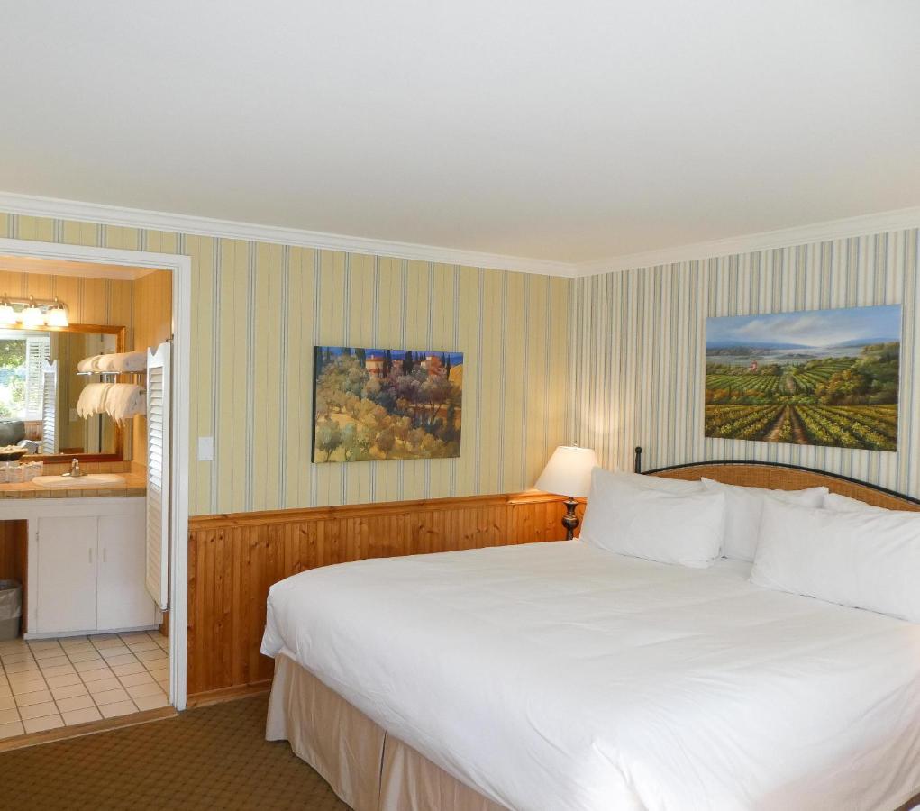 Carmel Fireplace Inn Room photo
