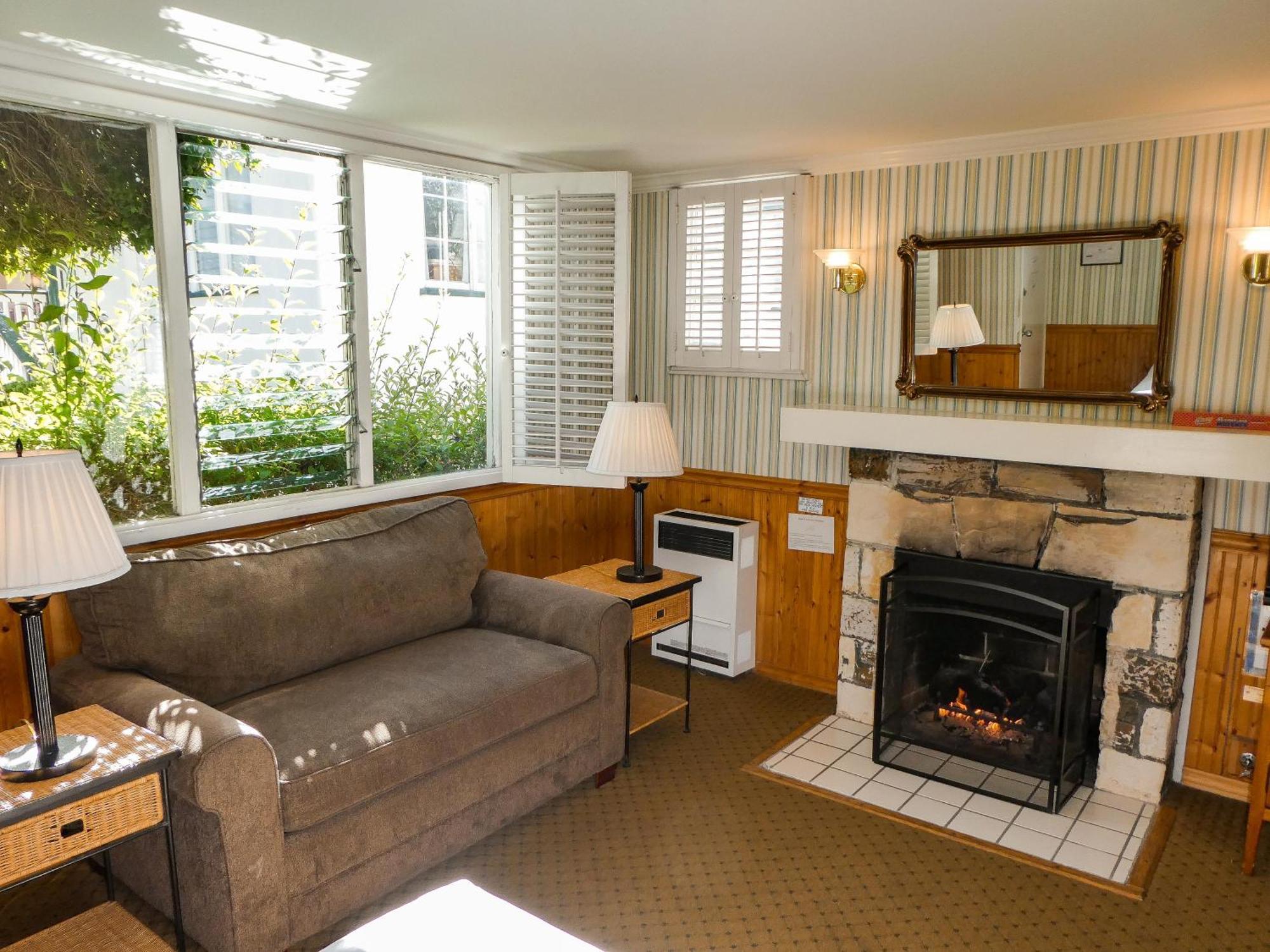 Carmel Fireplace Inn Room photo