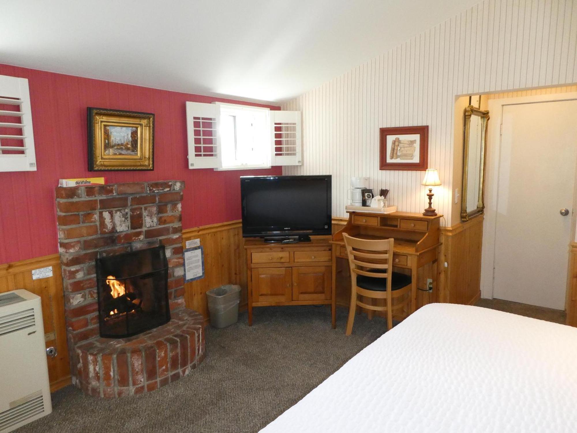 Carmel Fireplace Inn Room photo