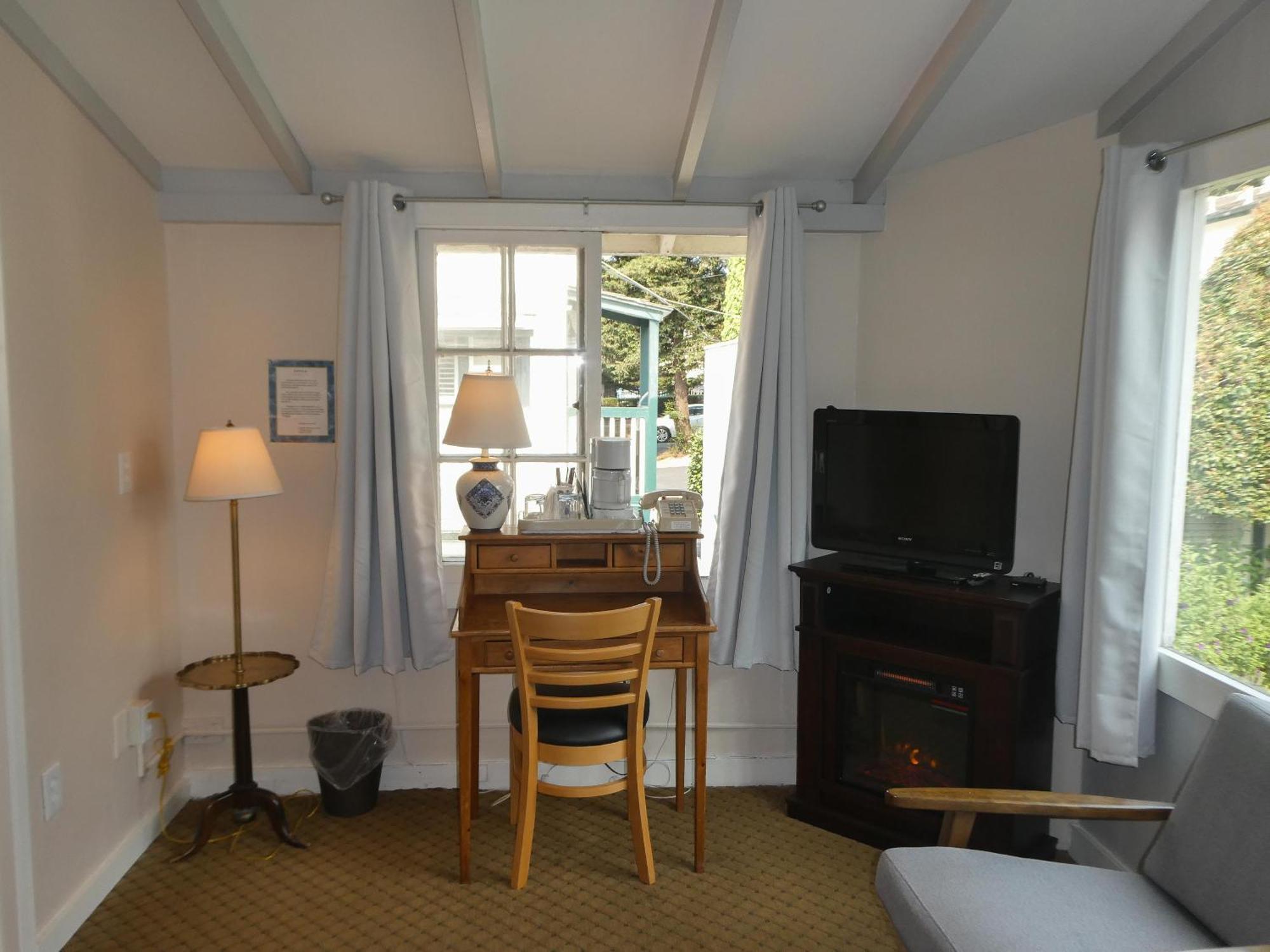 Carmel Fireplace Inn Room photo