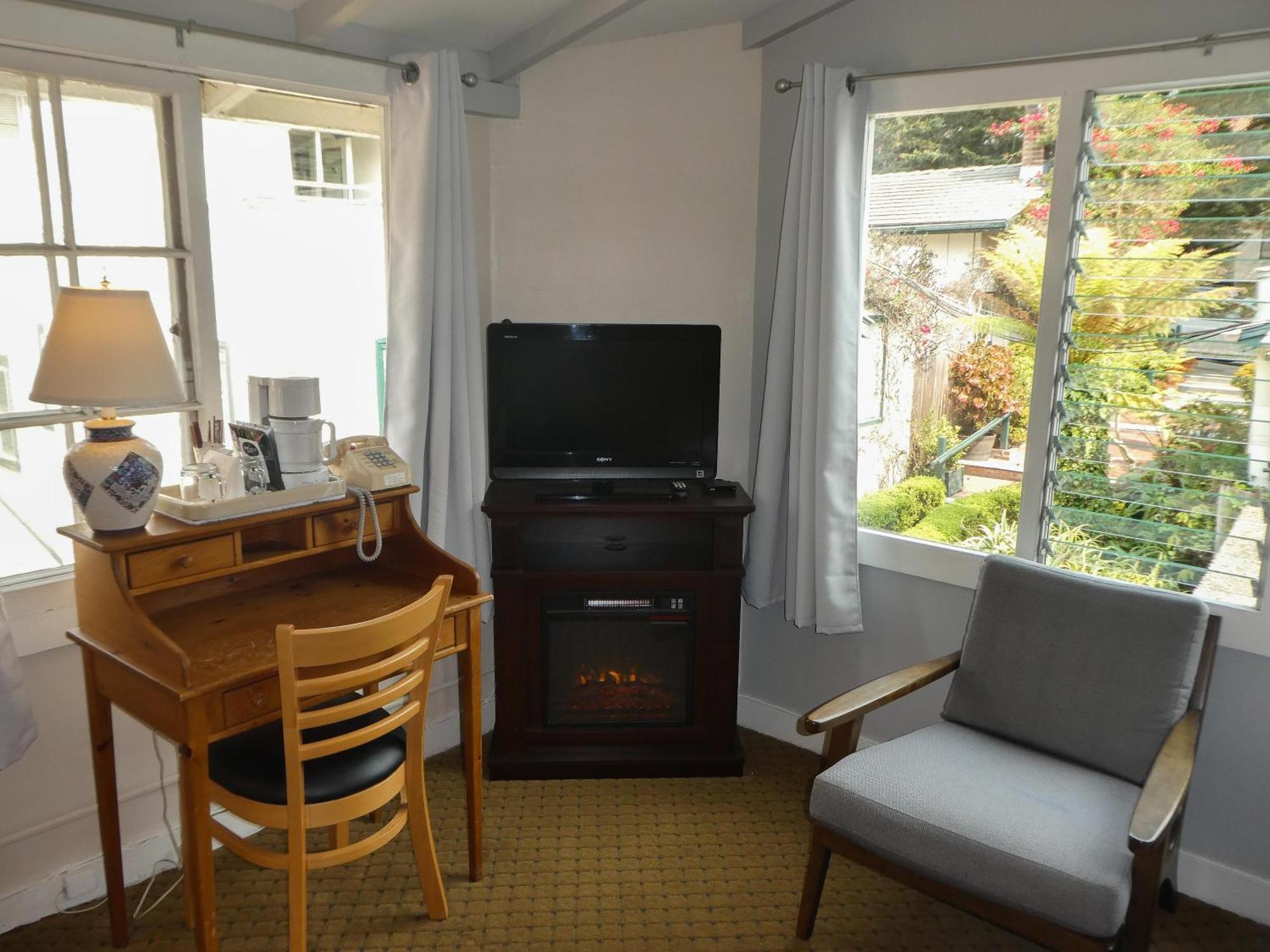Carmel Fireplace Inn Room photo