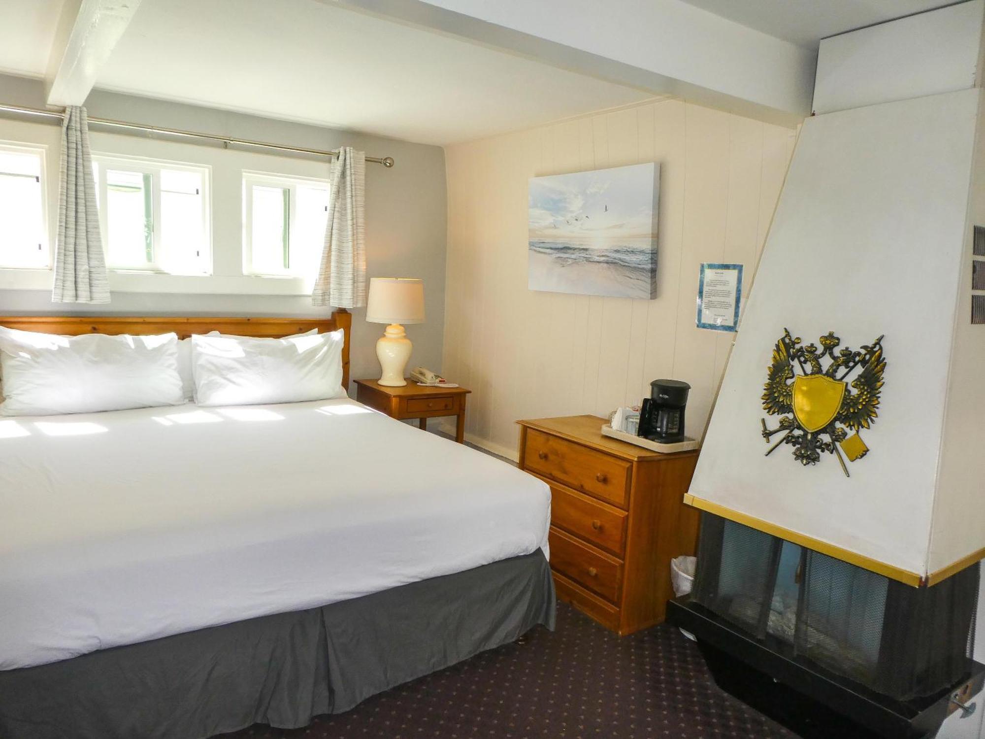 Carmel Fireplace Inn Room photo
